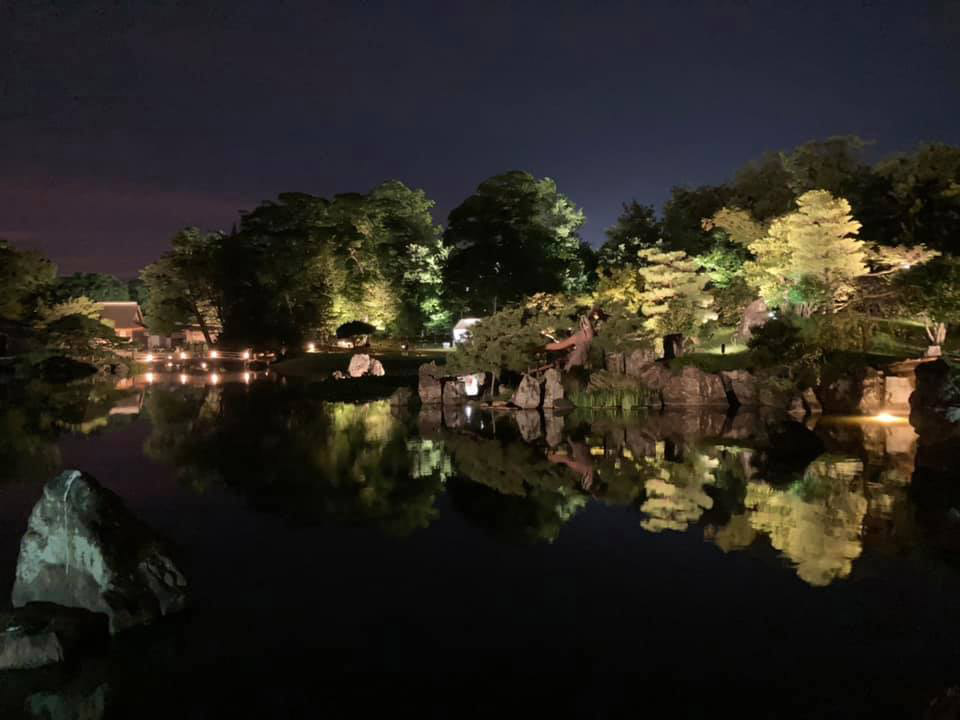 玄宮園の池越しに望む彦根城と名月